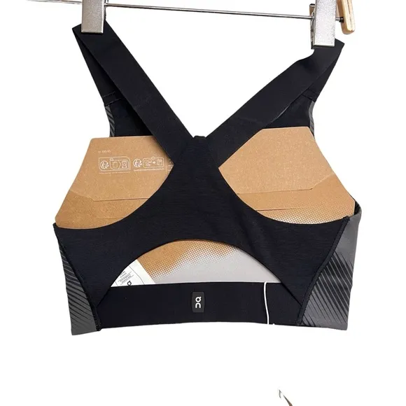 New On Running Performance Graphic Bra in Black XXS D-DD Cup