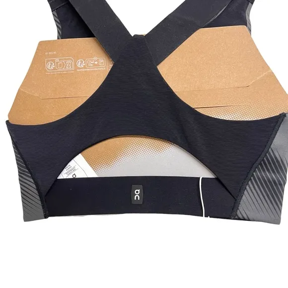 New On Running Performance Graphic Bra in Black XXS D-DD Cup