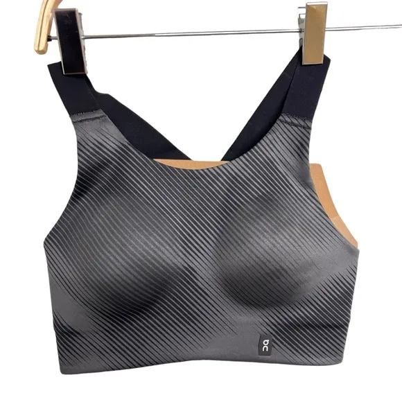 New On Running Performance Graphic Bra in Black XXS D-DD Cup