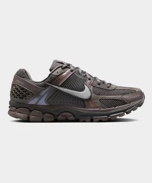 Nike Zoom Vomero 5 in Cave Stone   Metallic Silver