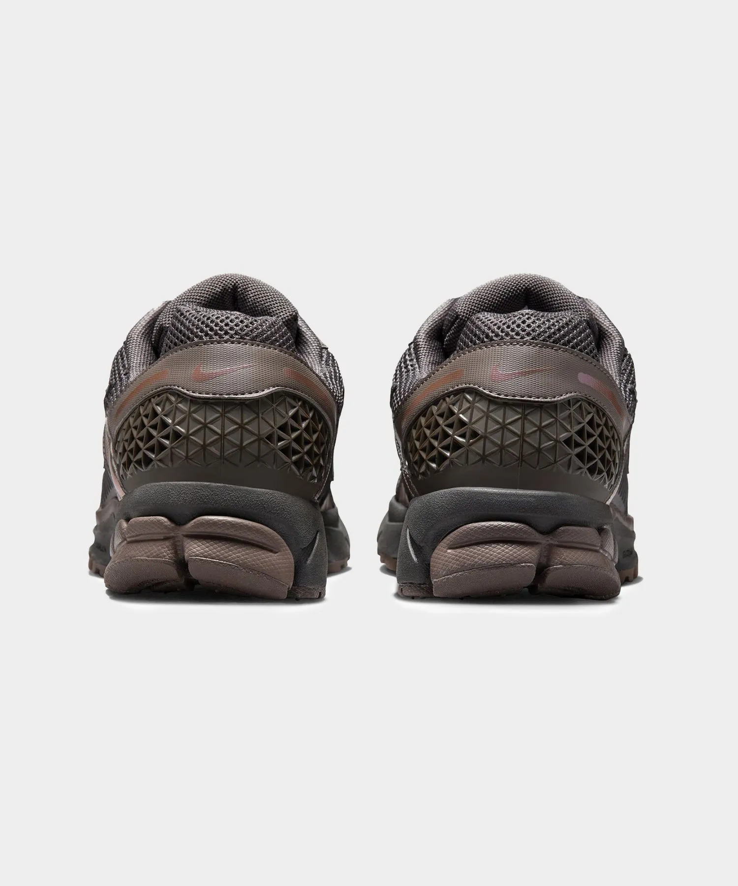 Nike Zoom Vomero 5 in Cave Stone   Metallic Silver