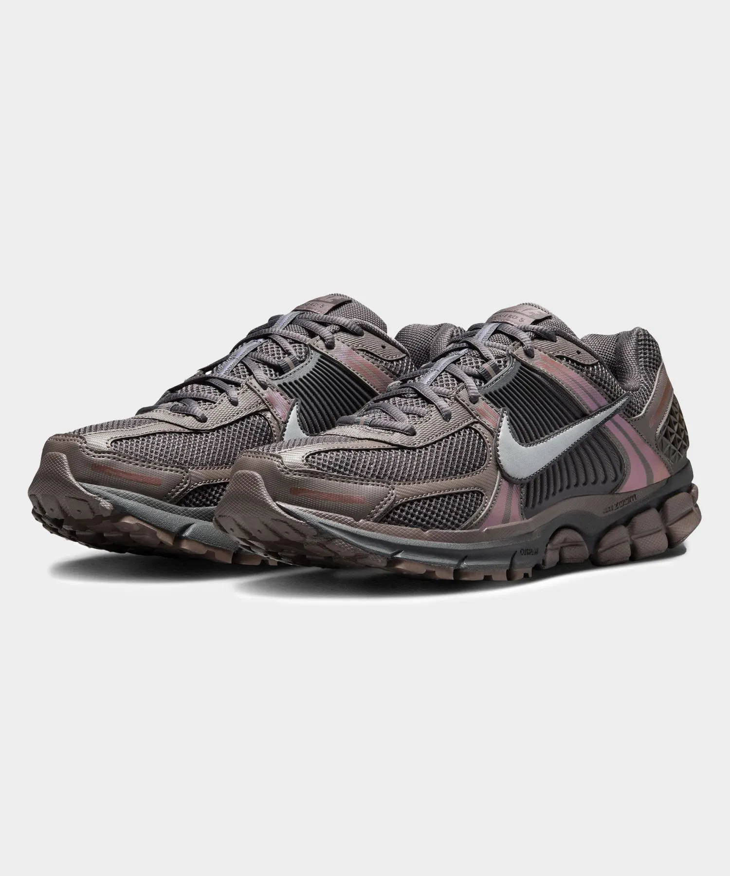 Nike Zoom Vomero 5 in Cave Stone   Metallic Silver