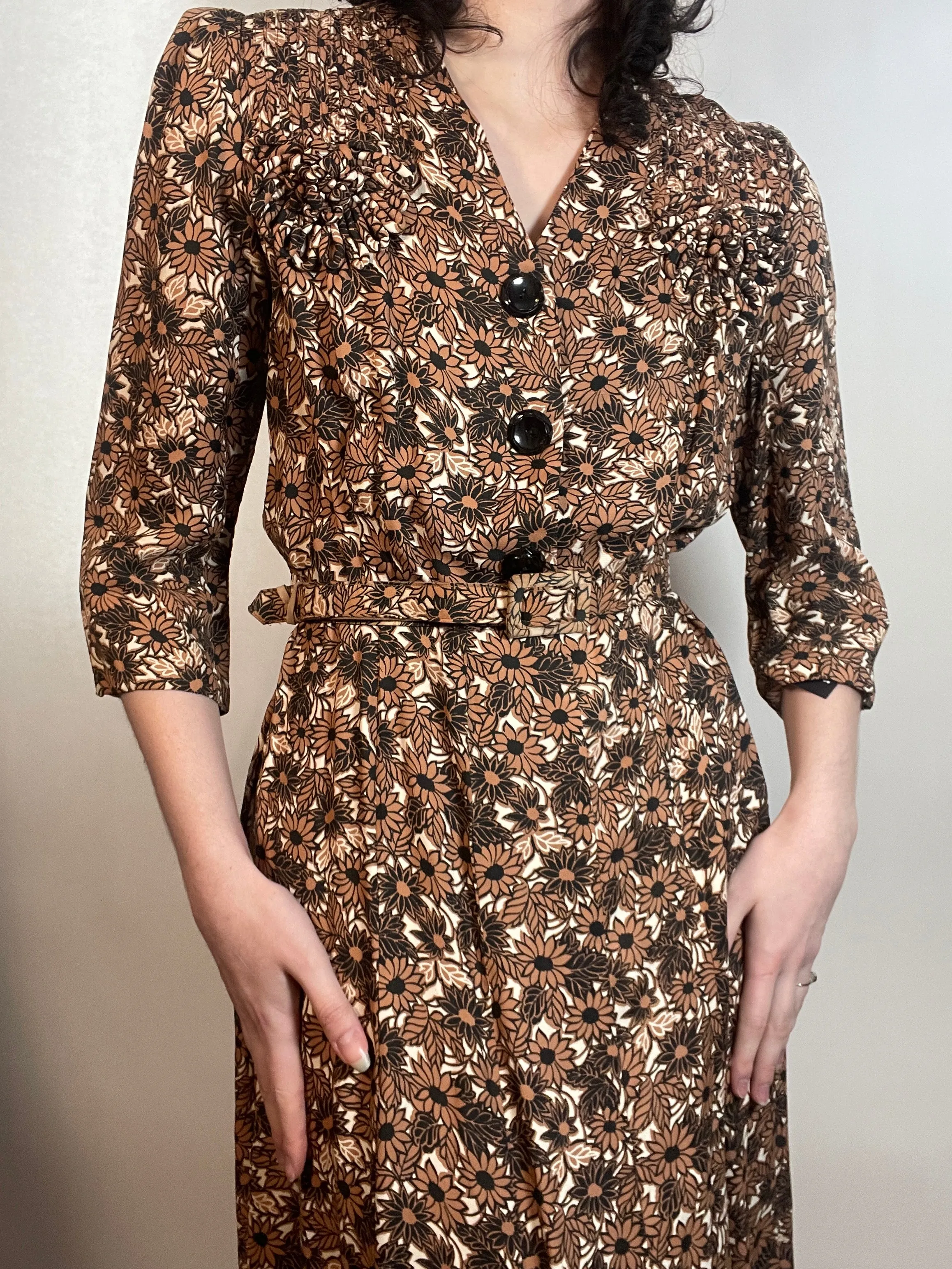 VTG 1940s Brown & Black Floral Rayon DRESS 40"/33"/44"